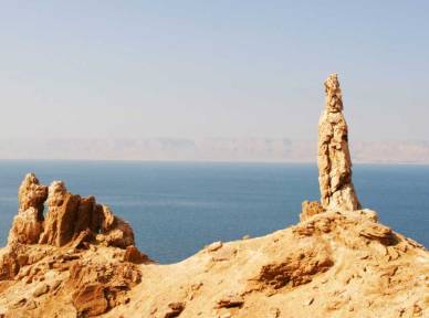 lots-wife-salt-statue-near-the-dead-sea